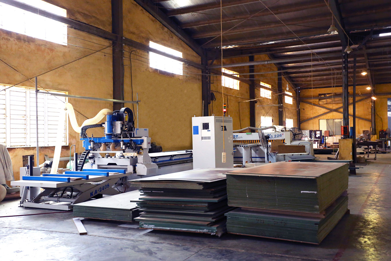 Máy CNC gia công ván gỗ trong xưởng sản xuất Nội thất Hồng Đức