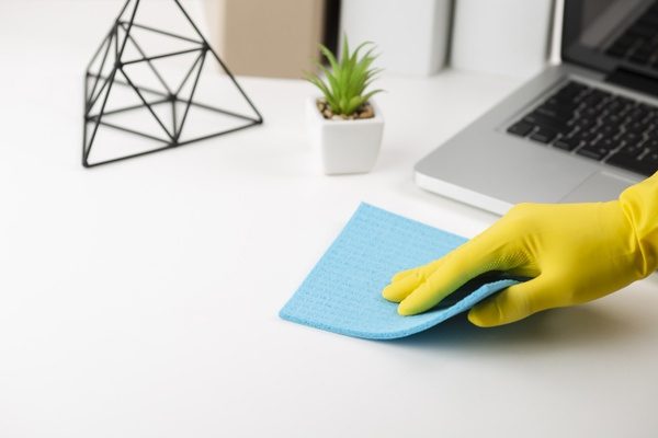 Vệ sinh bàn máy tính bằng gỗ công nghiệp