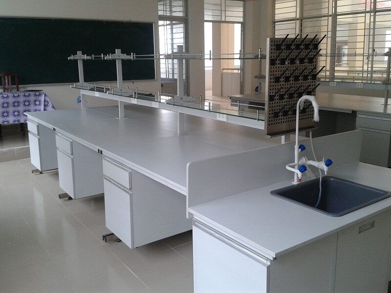 Bàn thí nghiệm trung tâm