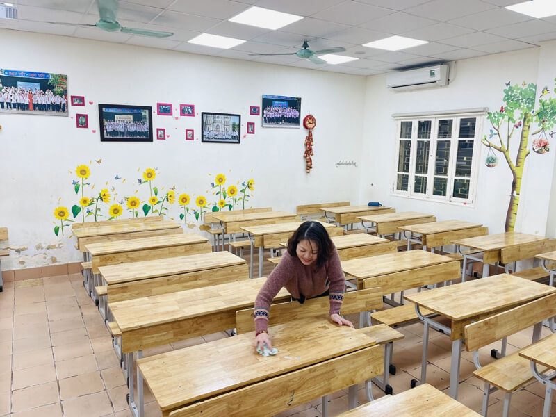 Lau vệ sinh bàn ghế học sinh