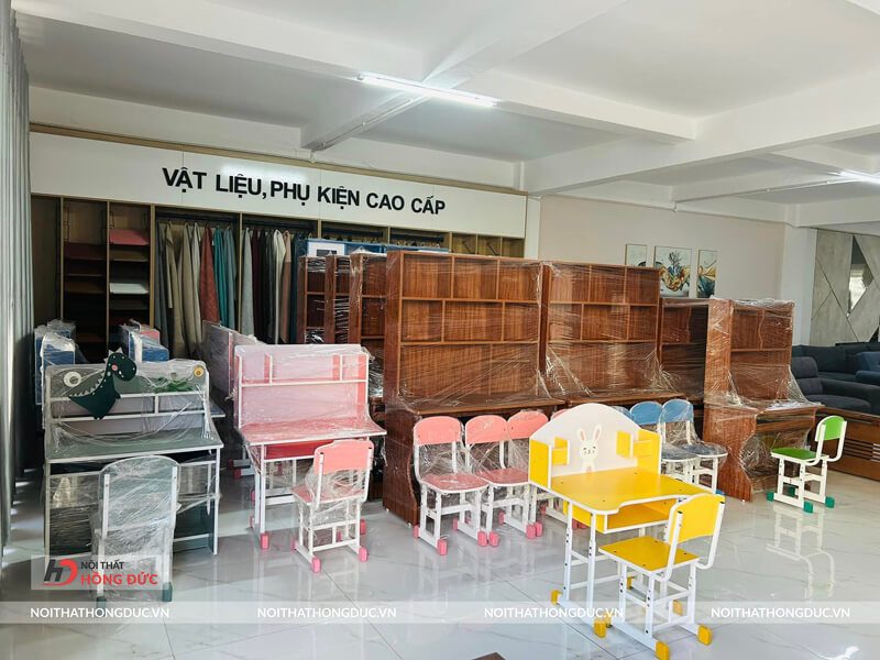 Bàn ghế học sinh tại nhà cho không gian nhỏ