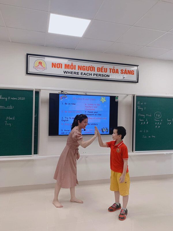 Học sinh hứng thủ học tập với bảng trượt