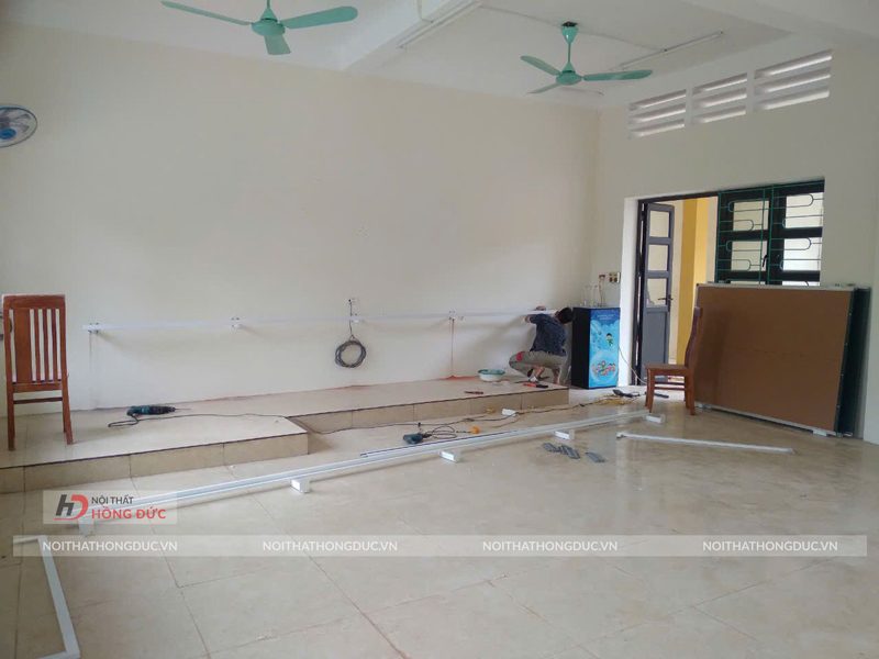 Tận dụng không gian tường chắc chắn của phòng học