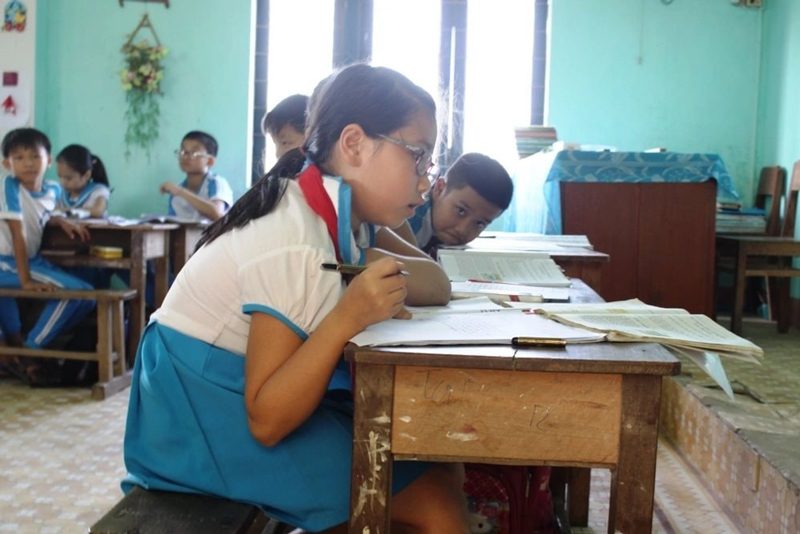 Bàn ghế học sinh kém chất lượng ảnh hưởng đến thị lực