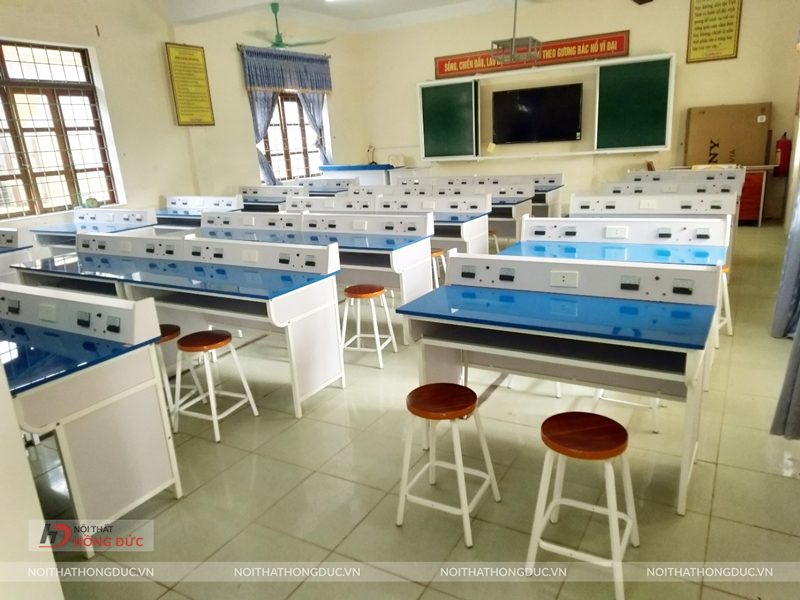 Bàn ghế thí nghiệm kết hợp bảng trượt thông minh