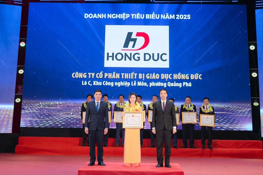 Hồng Đức vinh dự được UBND tỉnh vinh danh và trao tặng Bằng khen “Doanh nghiệp tiêu biểu năm 2025”