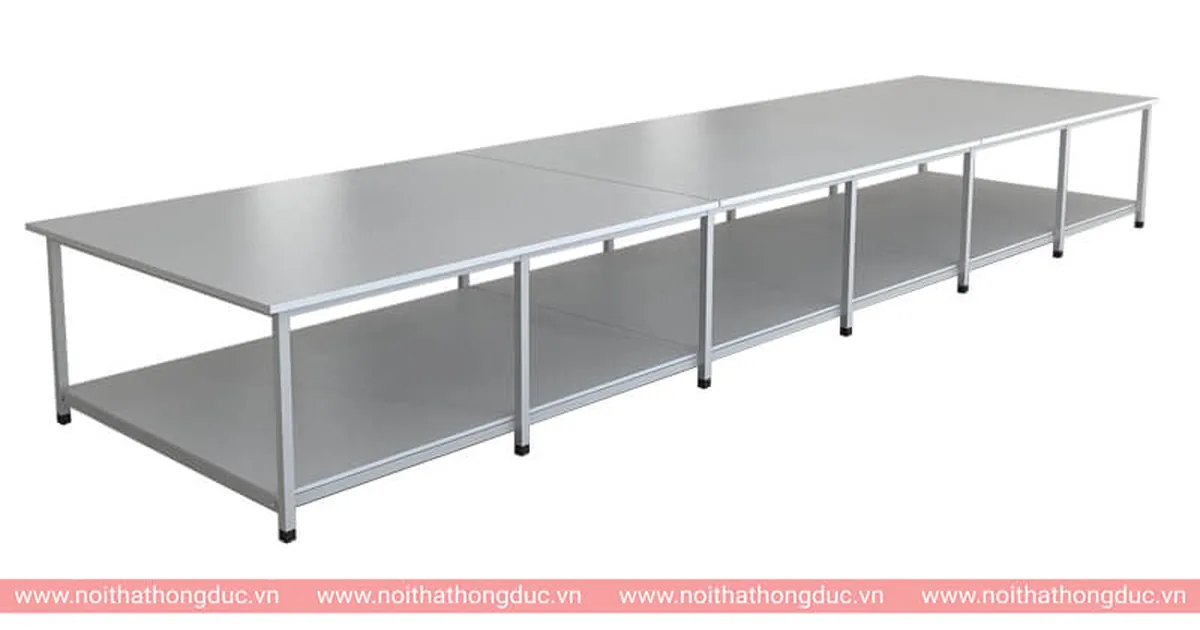 Bàn cắt vải công nghiệp trong khu sản xuất ngành may