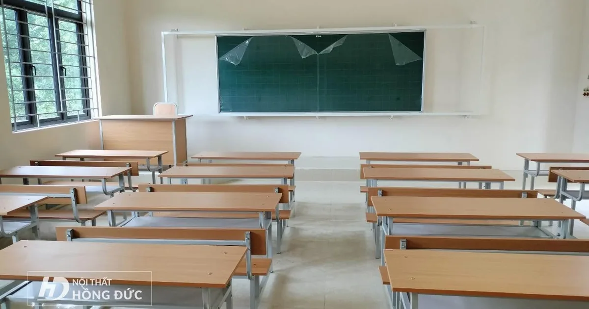 Bàn ghế học sinh đã kê trong lớp học