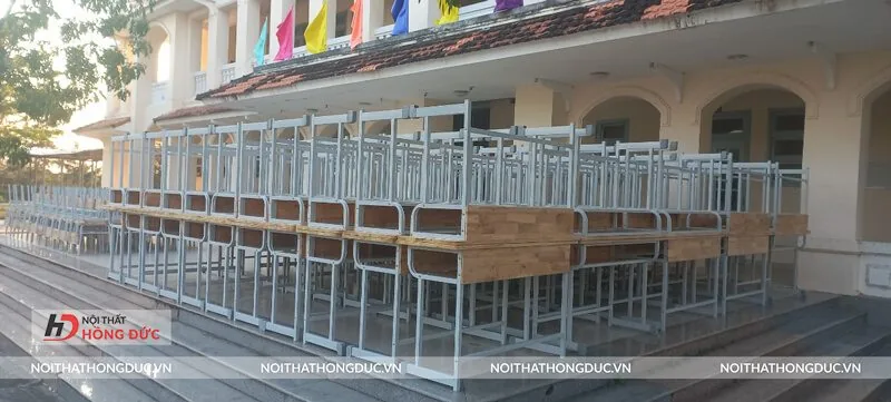 Bàn ghế học sinh khung sắt xếp ngoài sân trường