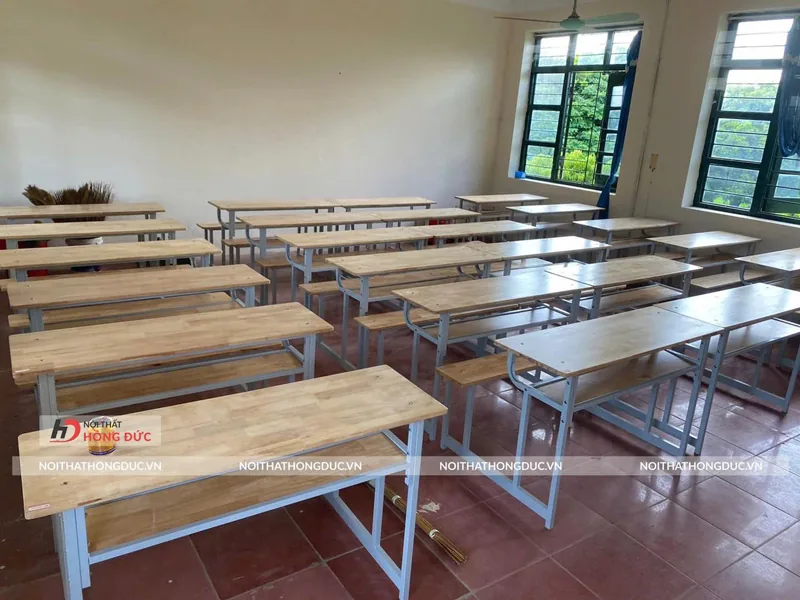 Bàn ghế học sinh mặt gỗ kê trong phòng học