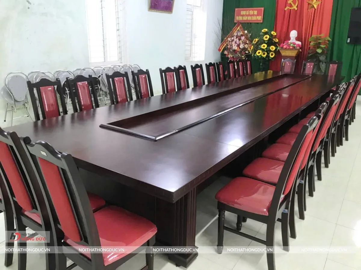 Bàn họp cỡ lớn chụp từ đầu bàn, thấy rõ chiều dài và bề rộng mặt bàn