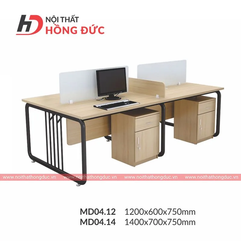 Bàn làm việc có vách ngăn thấp tông màu gỗ trong module MD04