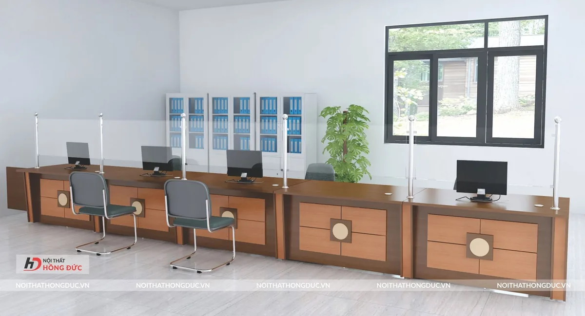 Bàn tiếp dân kê trong phòng, có vách kính ngăn giữa cán bộ và người dân