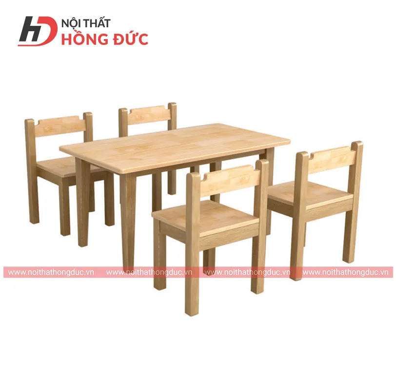 Bộ bàn ghế mầm non gỗ ghép thanh Hồng Đức chụp chính diện, bàn kèm bốn ghế tựa