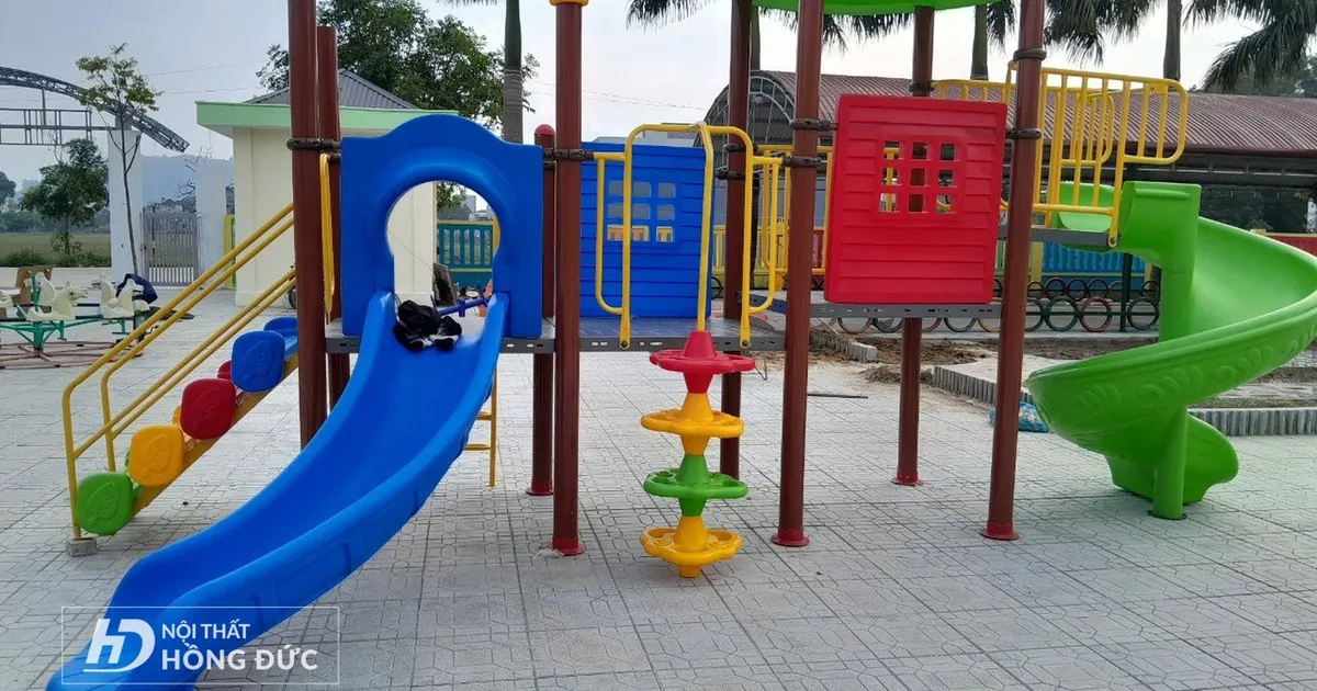 Bộ liên hoàn cầu trượt khung thép kết hợp chi tiết composite trên sân trường mầm non