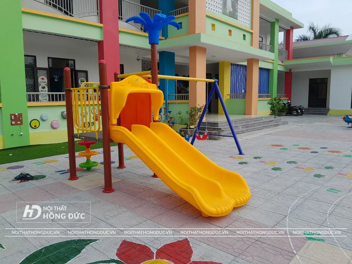 Bộ liên hoàn cầu trượt khung thép lắp trên sân trường