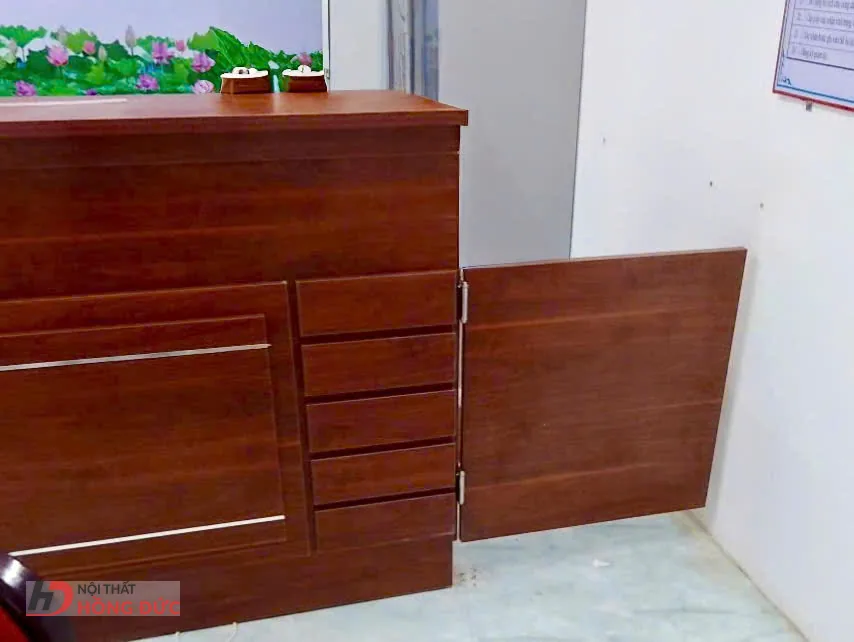 Cận cảnh cửa lật thật đang mở sang ngang, thấy rõ hai bản lề gắn ở cạnh bên quầy