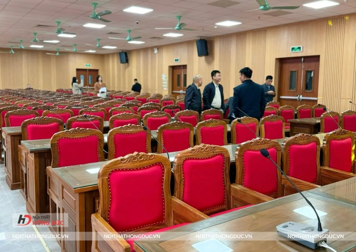 Cận cảnh ghế hội trường bọc nỉ kèm bàn viết mặt kính và micro