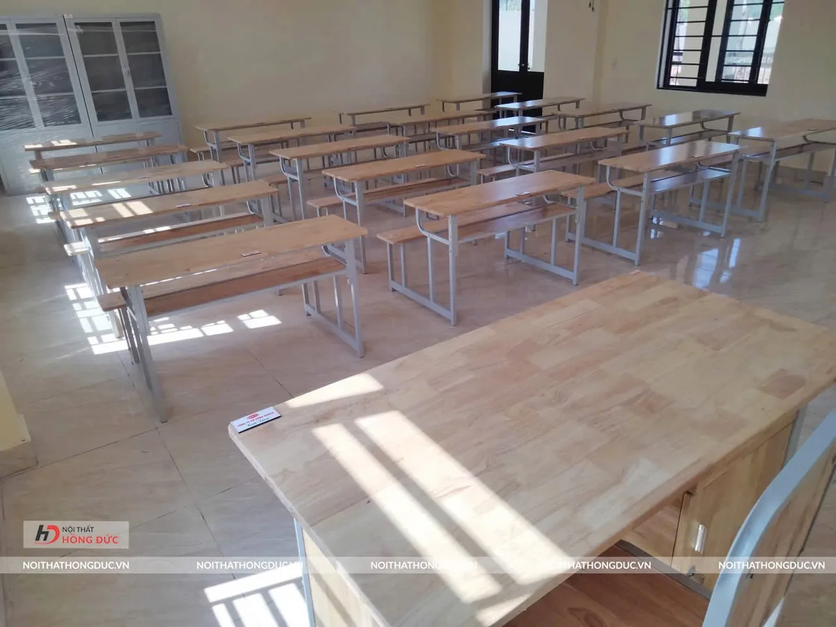 Cận cảnh góc mặt bàn gỗ tự nhiên ghép thanh, thấy rõ các thanh gỗ ghép
