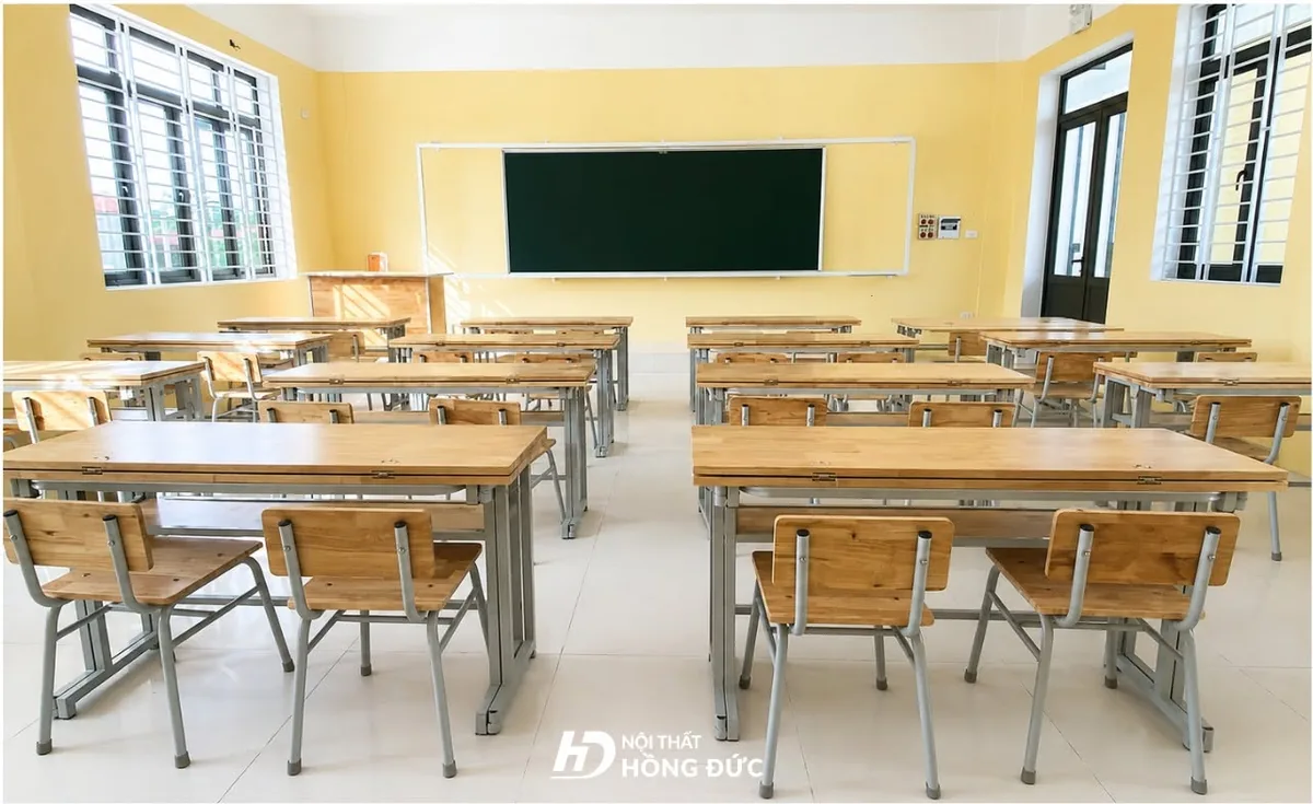 Dãy bàn ghế học sinh cùng một mẫu kê ngay ngắn trong lớp