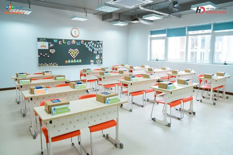 Dãy bàn ghế học sinh kê thành hàng trong phòng học