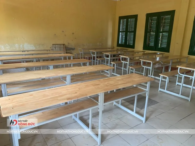 Dãy bàn ghế học sinh kê theo sơ đồ phòng học