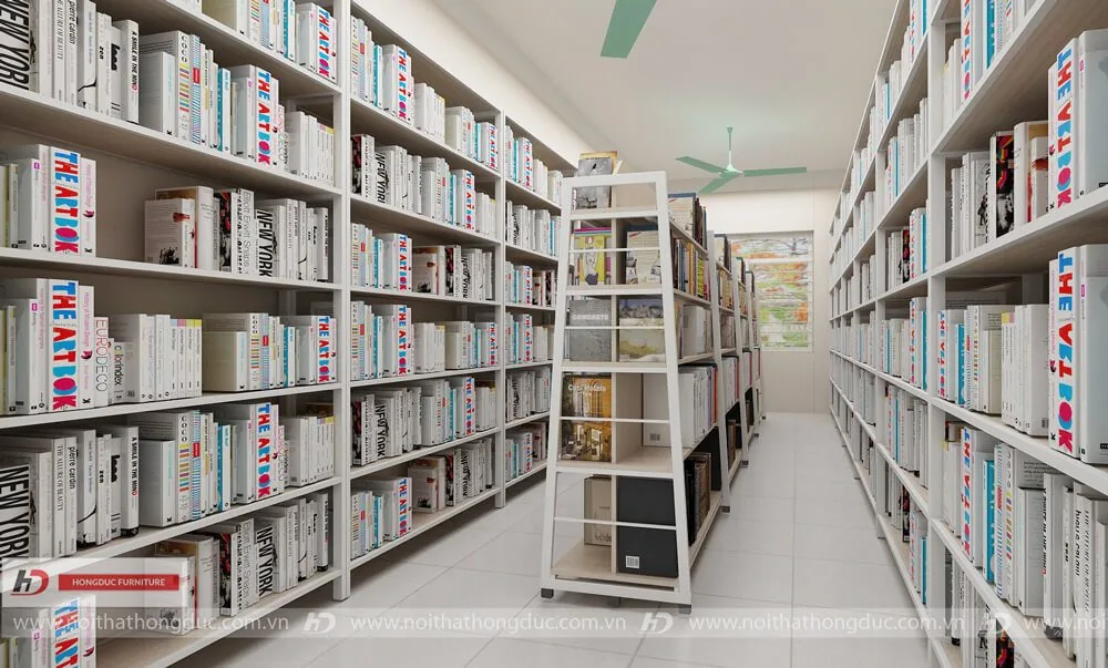 Dãy giá sách cao trong thư viện trường THPT, lối đi ở giữa