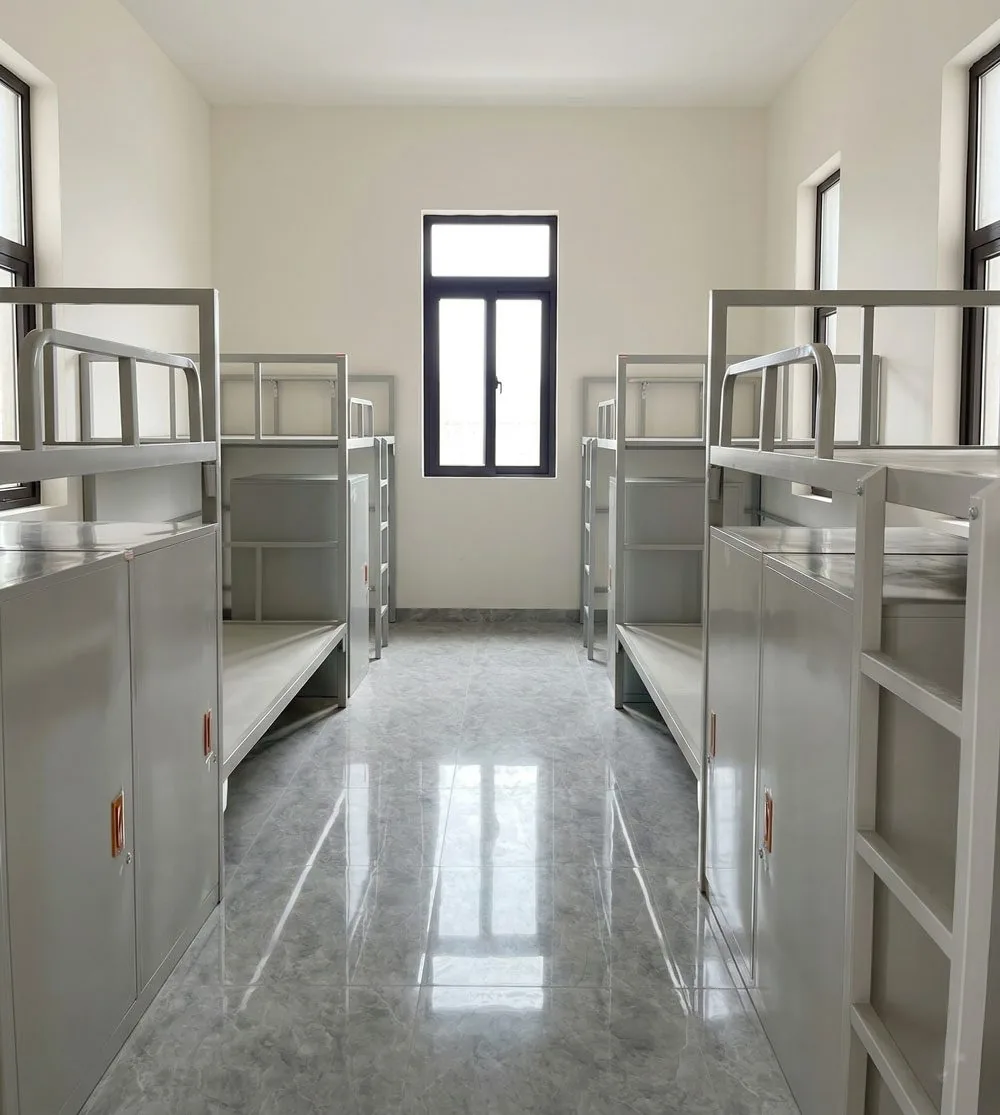 Dãy giường tầng khung sắt kê trong phòng ở tập thể, lối đi ở giữa