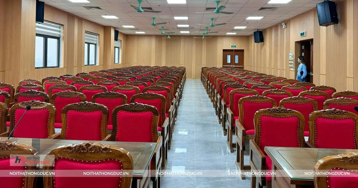 Hội trường đã lắp ghế, chụp dọc theo lối đi giữa hai dãy ghế