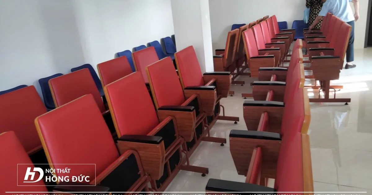 Hội trường lắp ghế liên kết dãy có bàn viết gấp, khung sắt sơn màu gỗ
