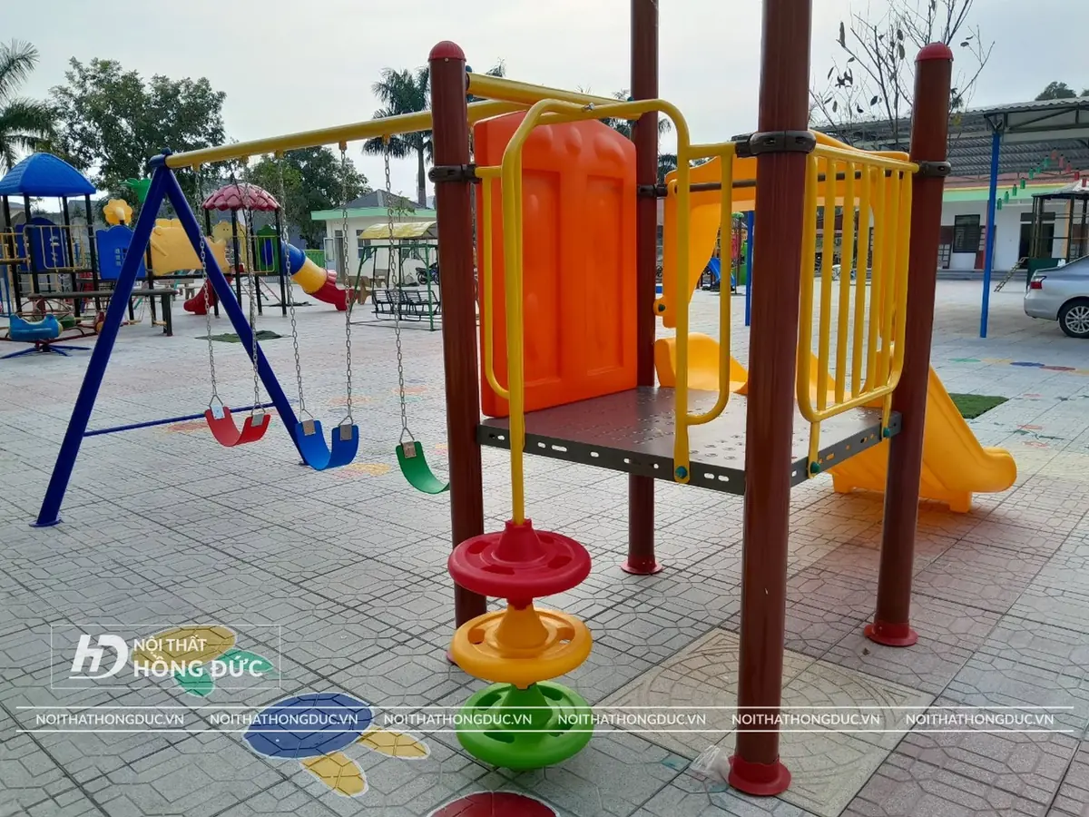 Khu đồ chơi ngoài trời đã lắp đặt trên sân trường mầm non