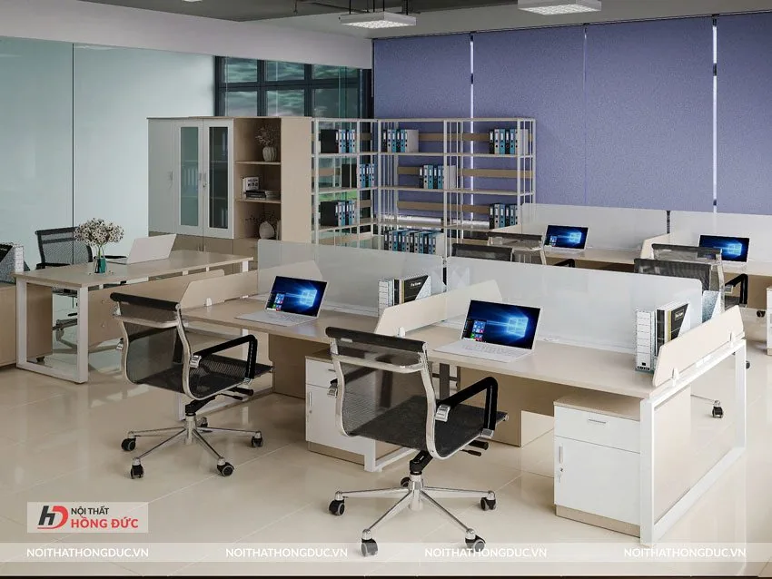 Khu làm việc kê module bàn có vách ngăn giữa các chỗ ngồi