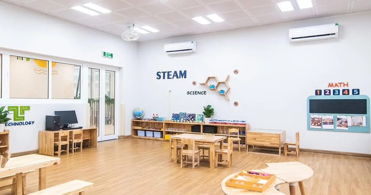 Lớp của một nhóm trẻ độc lập đã trang bị bàn ghế và giá kệ