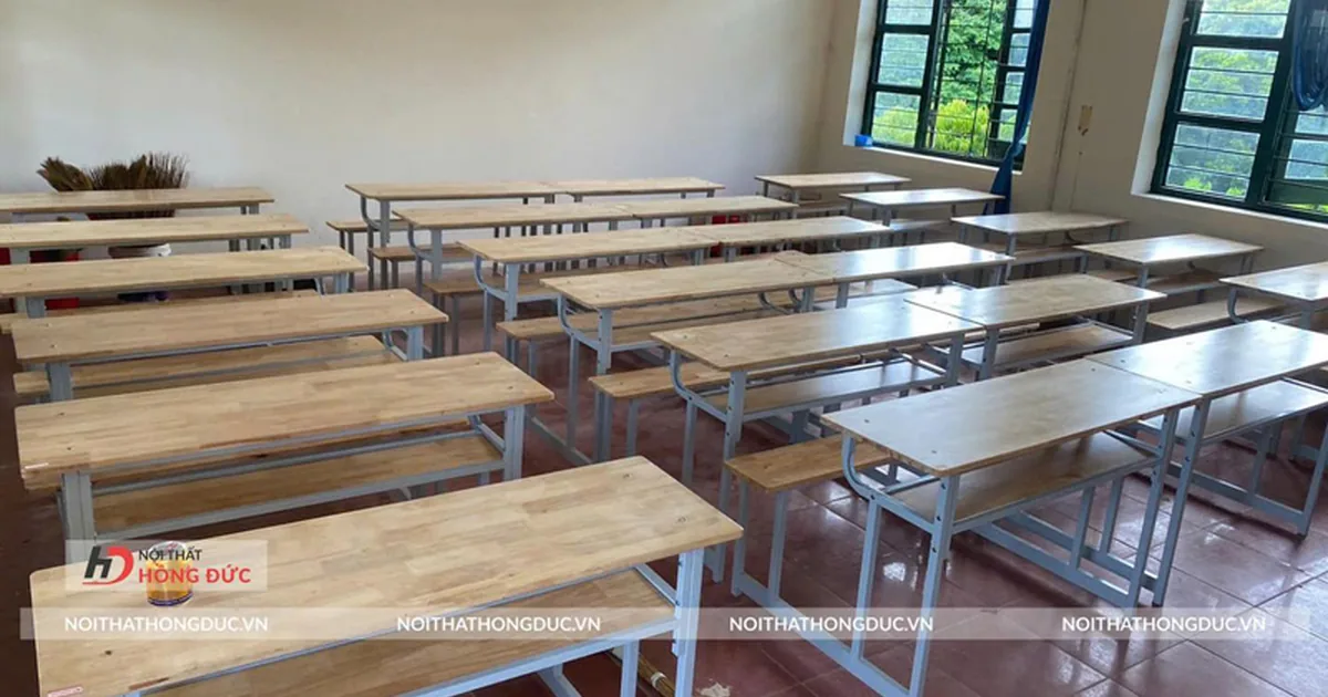 Lớp học đã kê bàn ghế học sinh mới