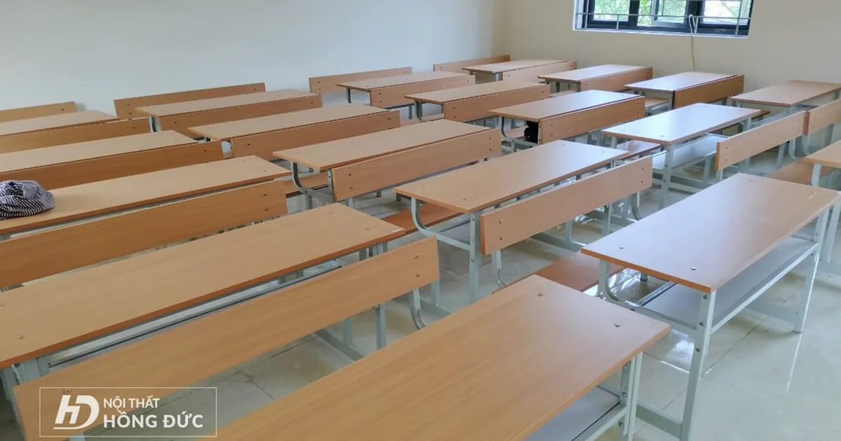 Lớp học đã lắp đủ bàn ghế học sinh khung sắt mặt gỗ
