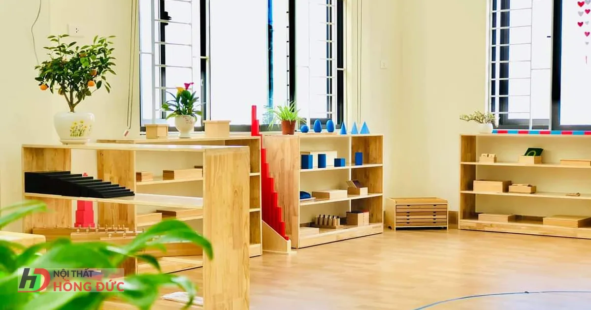 Lớp mầm non sàn gỗ đã bố trí giá kệ học cụ và khoảng trống giữa phòng