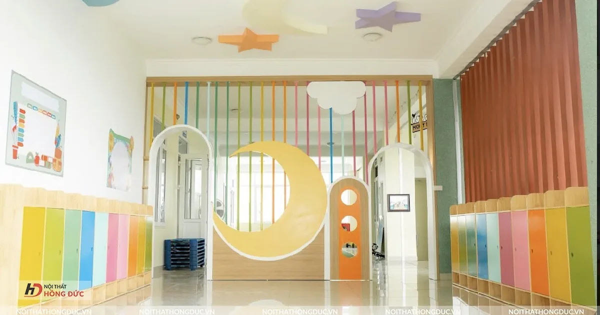 Lớp mầm non tư thục vừa trang bị xong, tường trang trí và giá kệ đã lắp
