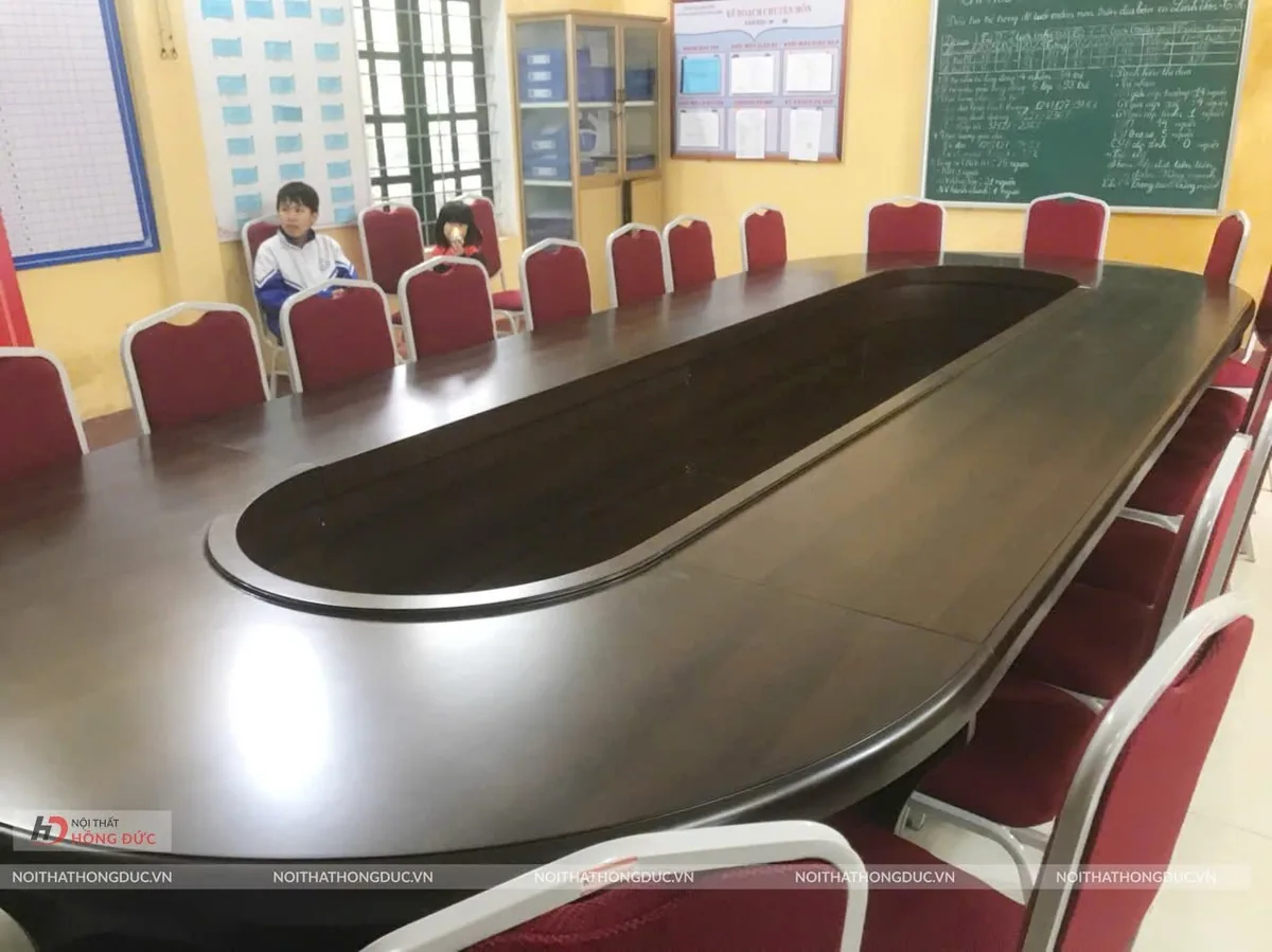 Mặt bàn họp lớn có rãnh đi dây và hộp điện âm giữa bàn