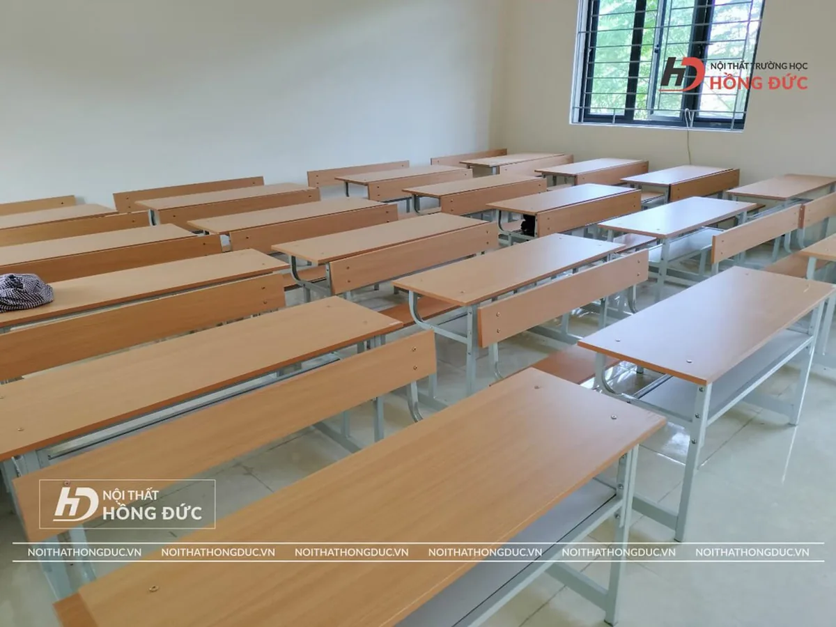 Nhiều bộ bàn ghế đã lắp hoàn chỉnh trong một phòng học
