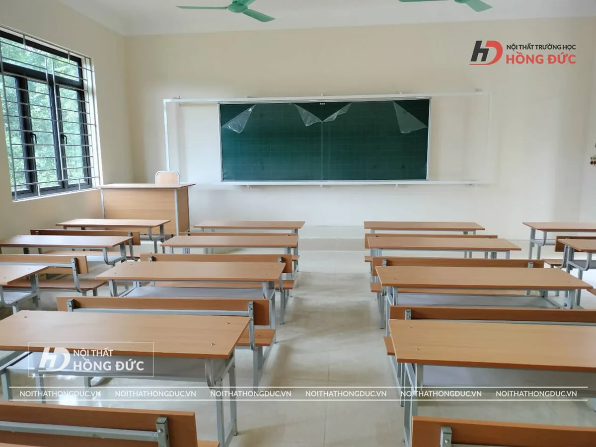 Phòng học đã bàn giao, bàn ghế kê xong tại chỗ