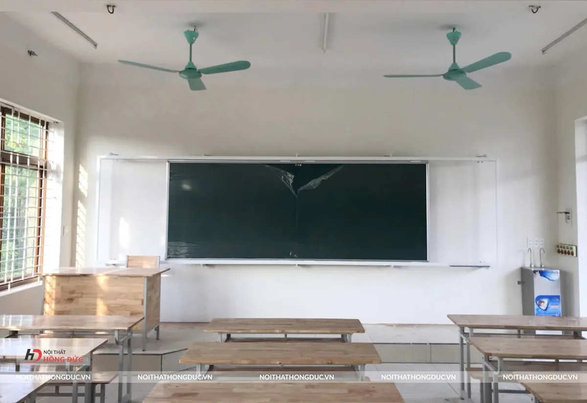 Phòng học đã kê bàn ghế học sinh
