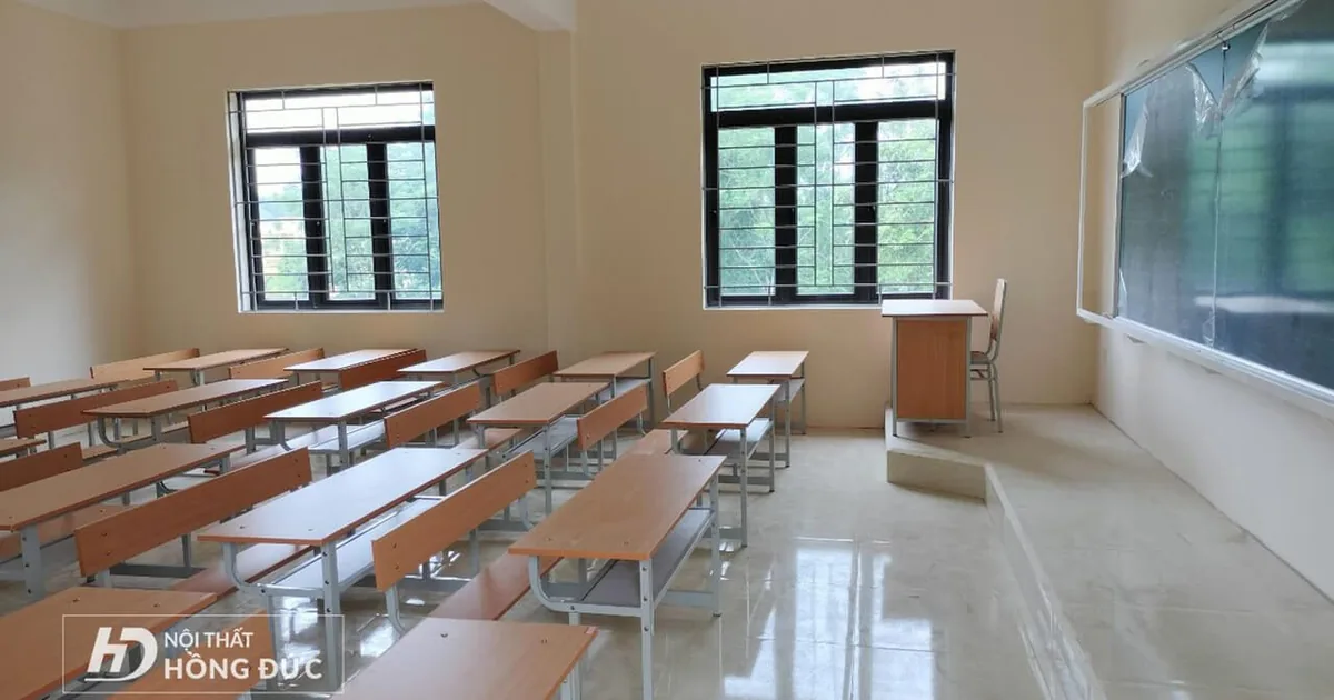 Phòng học đầy đủ bàn ghế nhìn toàn cảnh