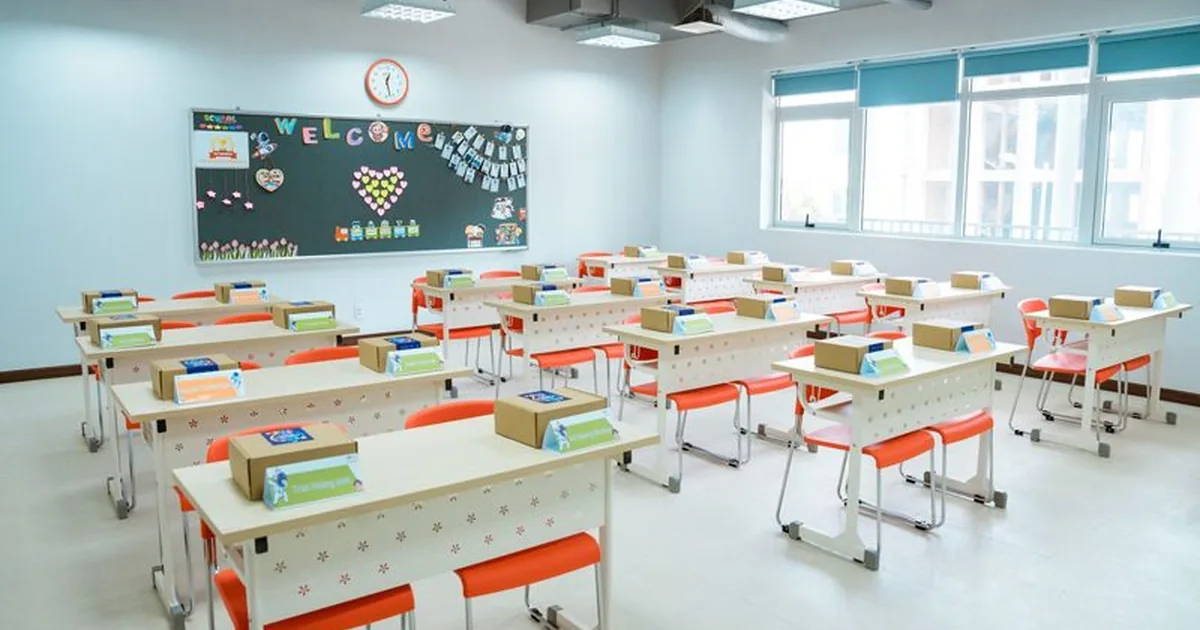 Phòng học sau khi kê lại, bàn ghế thành hàng ngay ngắn