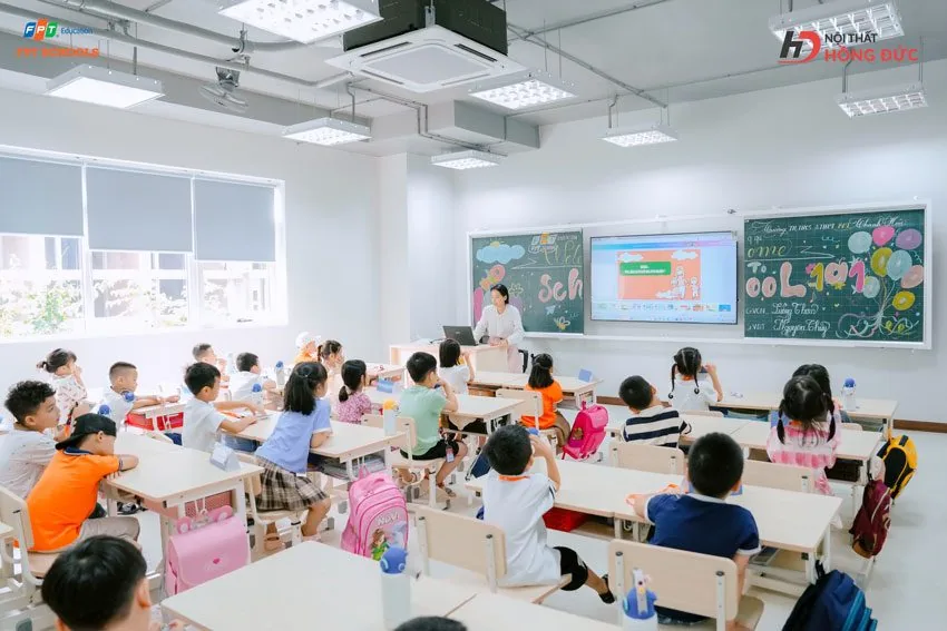 Phòng học thấy khoảng cách từ bàn giáo viên tới dãy bàn học sinh đầu tiên