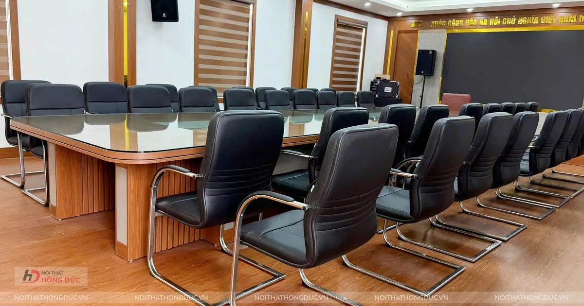 Phòng họp cơ quan đã kê dãy ghế chân quỳ bọc da quanh bàn họp