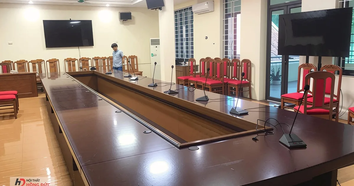 Phòng họp giao ban đã kê bàn họp lớn và dãy ghế chân quỳ