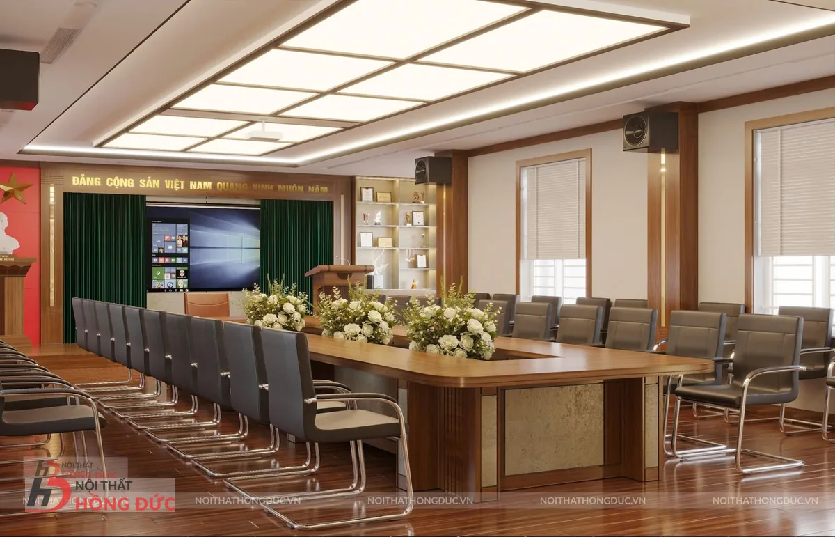 Phòng họp trụ sở xã đã trang bị bàn họp chữ U và ghế chân quỳ bọc da