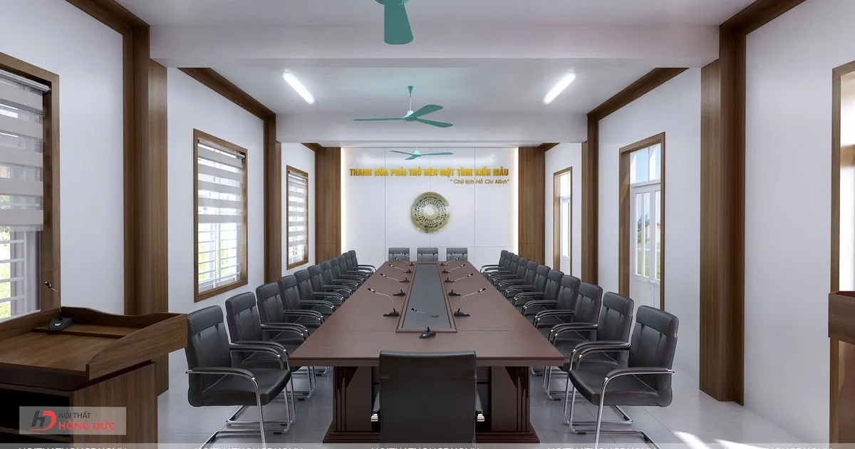 Phòng họp với dãy ghế có tay vịn kê quanh bàn họp lớn