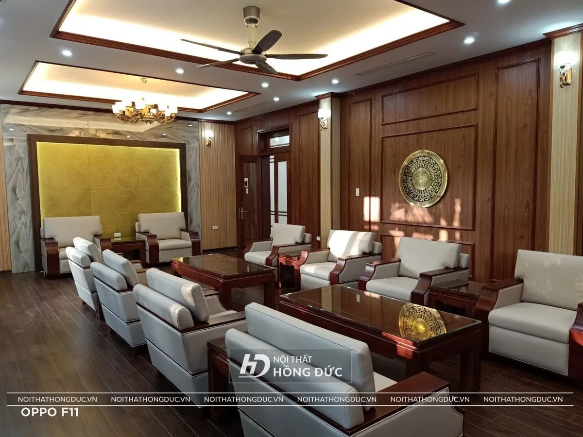 Phòng khánh tiết thật đã hoàn thiện, dãy ghế bọc da trắng quanh các bàn nước gỗ tự nhiên