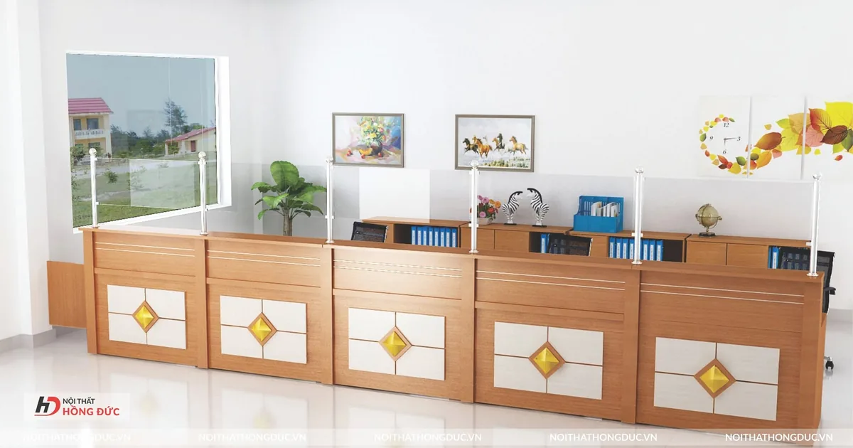Phòng một cửa chụp từ cửa vào, thấy dãy bàn và khu chờ